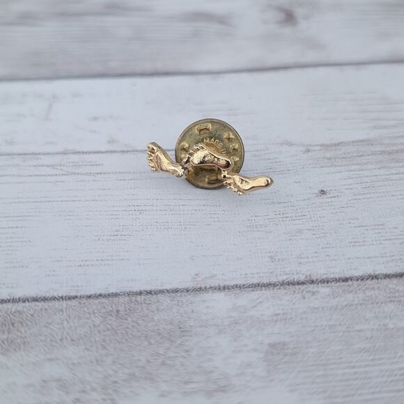 Vintage Pin / Brooch Gold Tone Foot Print Trio Footprints In The Sand - Picture 4 of 5